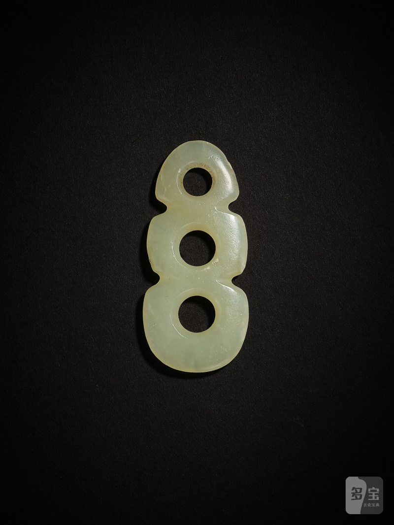 新石器時代　三聯玉璧 | A JADE TRIPLE-HOLED ORNAMENT